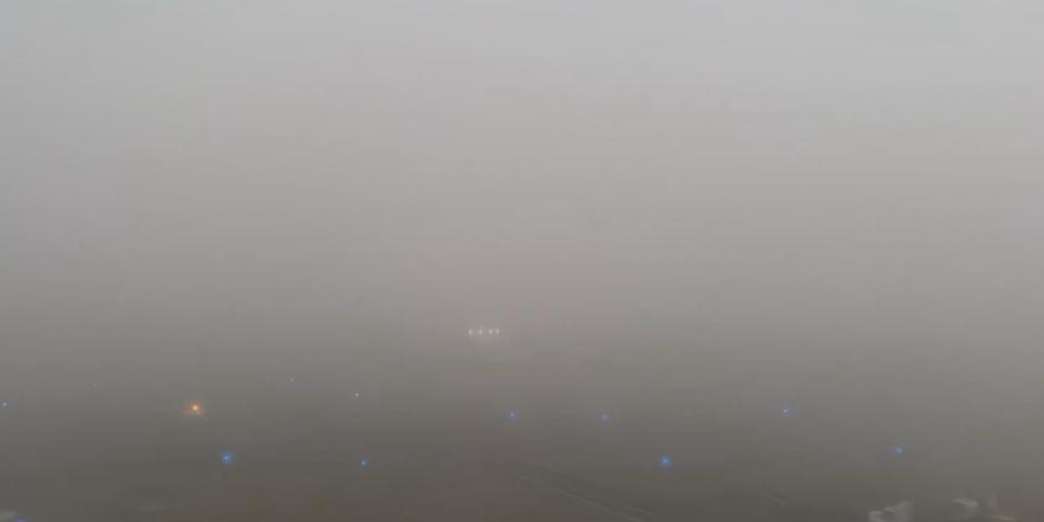 Niebla en la pista de aterrizaje del AICM.