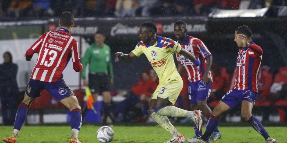 Una acción de la semifinal de ida entre el Atlético San Luis y América del Torneo Apertura 2023 Liga MX, en el Estadio Alfonso Lastras