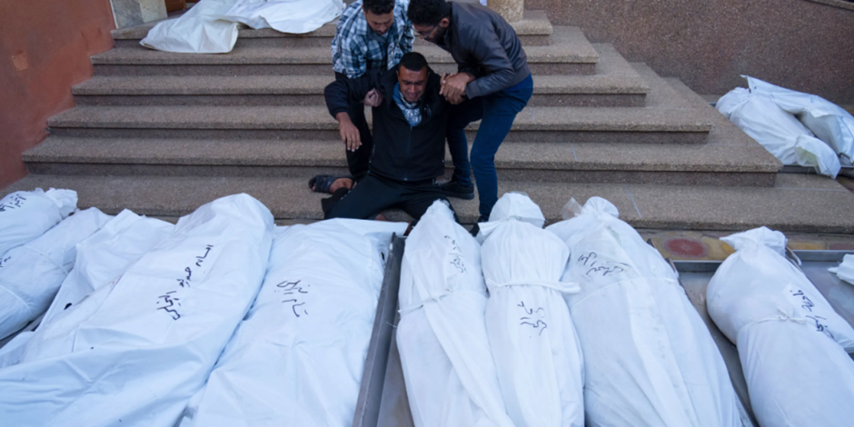 Palestinos lloran a sus muertos, el 3 de diciembre, tras el ataque al hospital de Khan Yunis.