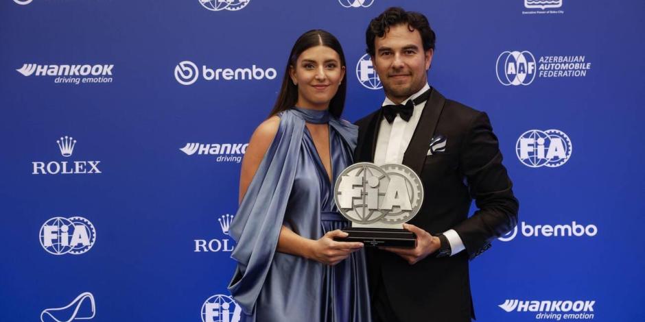 Checo Pérez y su esposa Carola Martínez en la premiación de la Gala FIA 2023.