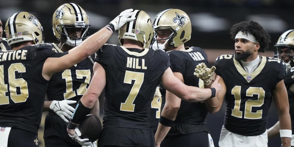 Los New Orleans Saints celebran un touchdown contra los Detroit Lions en la Semana 13 de la NFL.