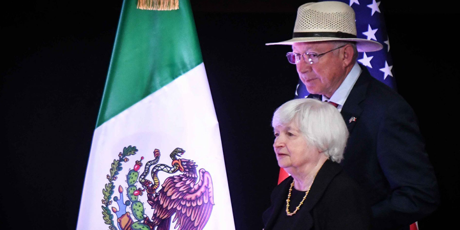 Janet Yellen, secretaria del Tesoro de los Estados Unidos; y Ken Salazar, embajador de los Estados Unidos en México, durante el evento protocolario por el inicio de la circulación de la Moneda de 20 pesos Conmemorativa de los “Doscientos Años de Relaciones Diplomáticas entre los Estados Unidos Mexicanos y los Estados Unidos de América