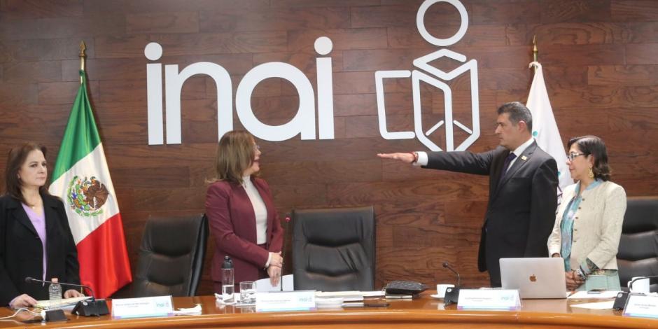 El comisionado del Inai, Adrián Alcalá, al tomar protesta como presidente del órgano, ayer.
