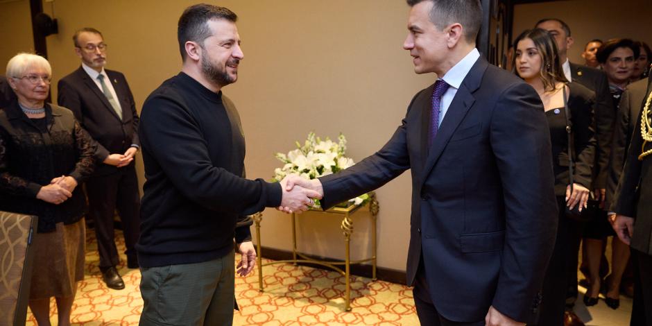 El líder ucraniano Volodimir Zelenski (izq.) saluda a su homólogo ecuatoriano, Daniel Noboa, ayer, en Argentina.