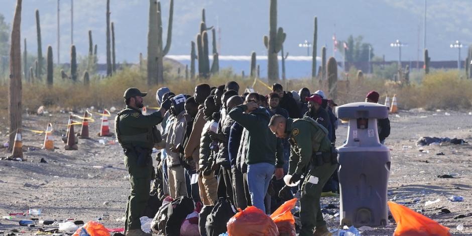Personal de la Patrulla Fronteriza detiene a migrantes, ayer.