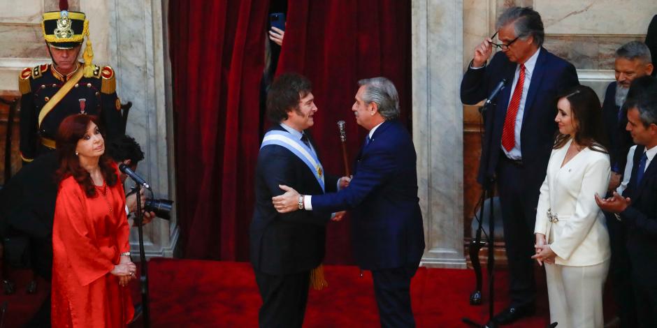 Cristina Fernández gesticula mientras Alberto Fernández entrega el bastón presidencial a Javier Milei.