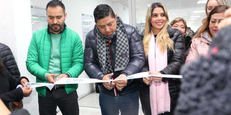 Ricardo Gallardo Cardona, gobernador de San Luis Potosí, entregó este lunes la clínica Rosa, ubicada en la calle de Tulipanes de la colonia El Saucito.