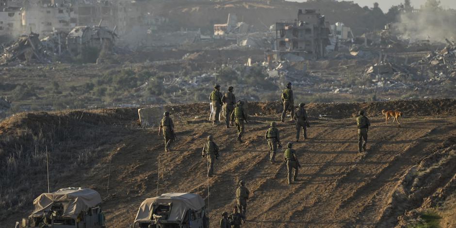 Soldados israelíes refuerzan posiciones cerca de la frontera con Gaza, ayer.