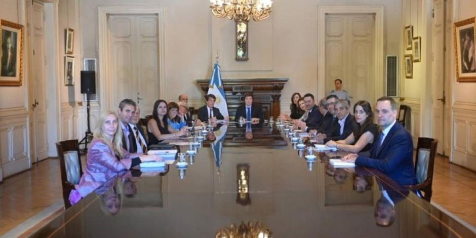 El líder argentino Javier Milei (centro) encabeza la primera reunión de su gabinete, ayer.