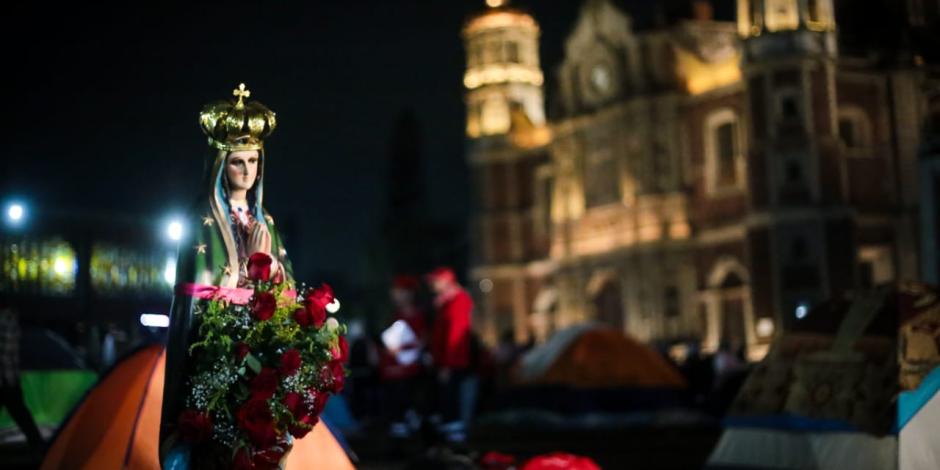 Millones de peregrinos de diferentes estados de la República y de otros países siguen llegando a la Basílica de Guadalupe para festejar a la Virgen María.