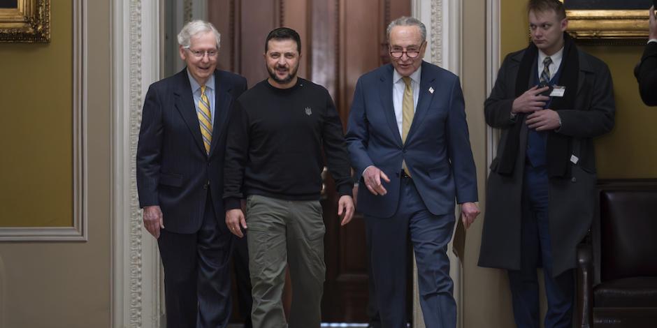 Zelenski (centro) con los congresistas Mitch McConnell y Chuck Schumer, ayer.