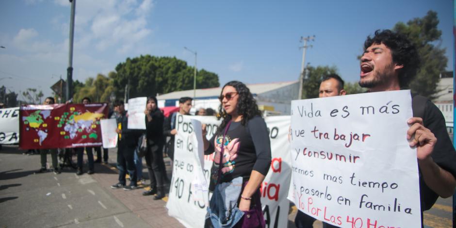 Trabajadores exigen aval de la reforma, afuera de San Lázaro, ayer.