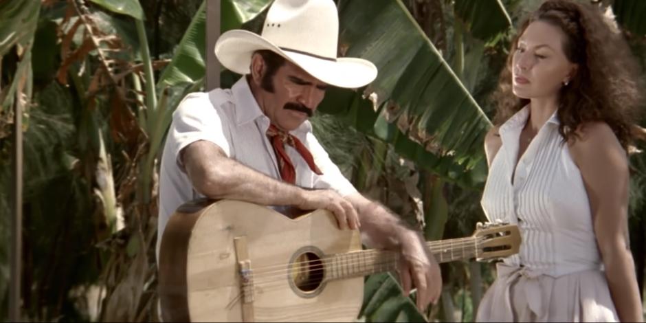 Vicente Fernández protagonizó la película Por tu maldito amor
