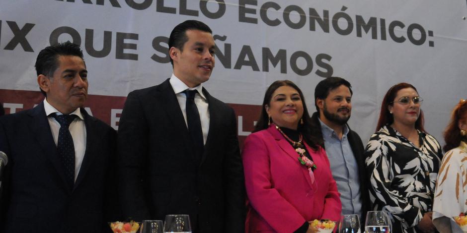 La precandidata de Morena, Clara Brugada, con empresarios, ayer.