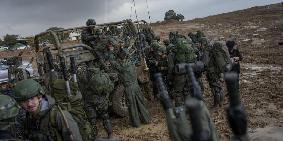 Militares israelíes se preparan para ingresar a la región vecina, ayer.