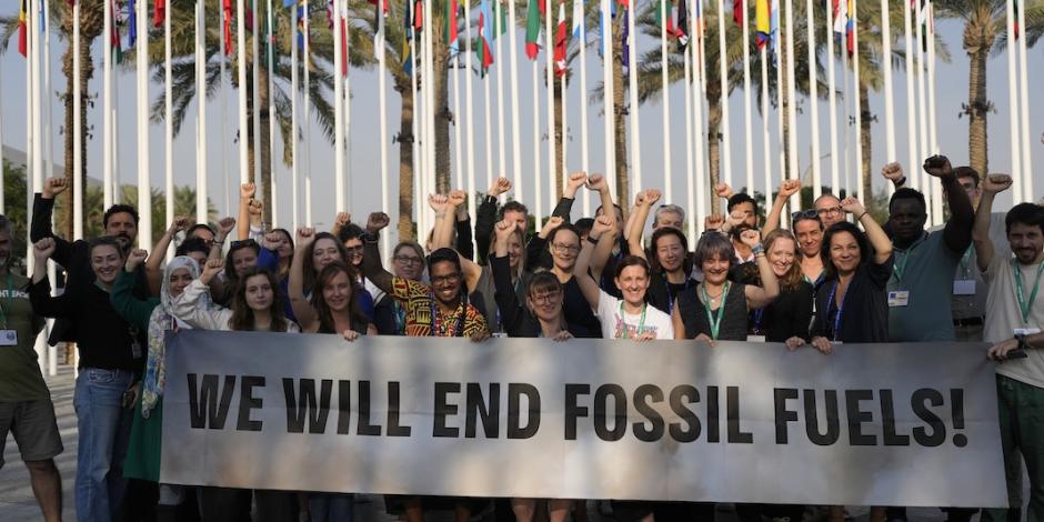 Activistas protestan afuera de la sede de la COP28, ayer.