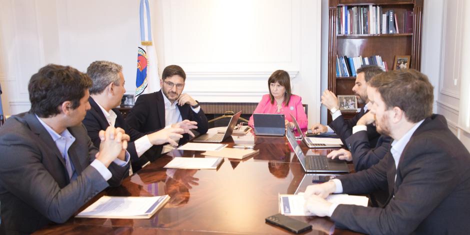 Patricia Bullrich, secretaria de seguridad, en una reunión con funcionarios de Buenos Aires, ayer