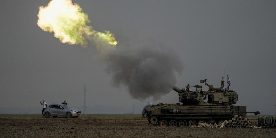 Fuerzas israelíes disparan sus armas contra bases enemigas en Gaza, ayer.