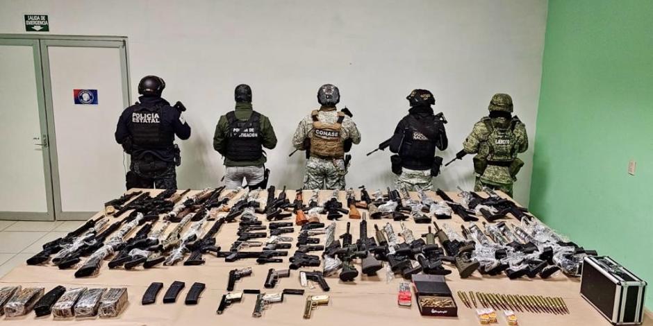 Elementos del Ejército, tras el decomiso de armamento y opioides, ayer.