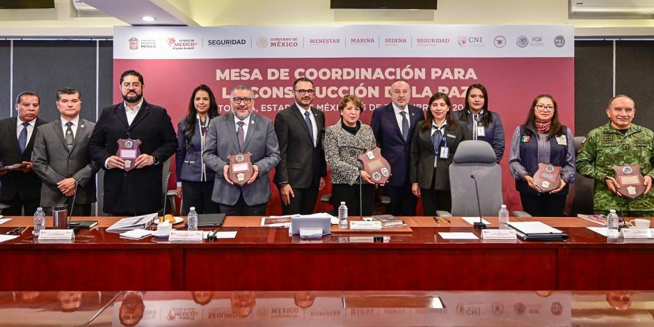 La Maestra Delfina Gómez e integrantes de la Mesa de Coordinación reciben distinción de la FGJEM, por su trabajo a favor de la construcción de la paz en la entidad.