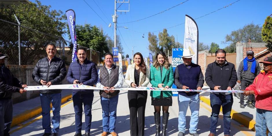 Tere Jiménez inauguró las obras de rehabilitación que se realizaron en una de las calles de la comunidad Lázaro Cárdenas