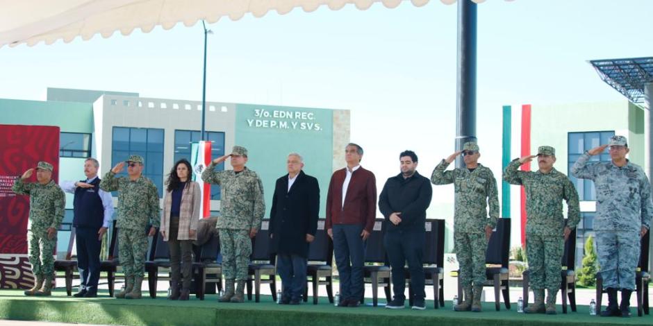 Inauguración del 16 Regimiento de Caballería Motorizado y su Unidad Habitacional en Nuevo Laredo, Tamaulipas, donde participó el presidente López Obrador (centro).
