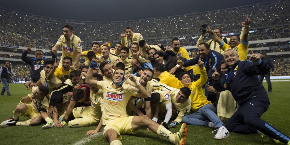 Jugadores del América celebran la obtención del título de la Liga MX en el Torneo Apertura 2014.