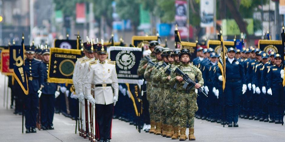 Contingentes de la Armada y del Ejército participaron en el desfile por el Día del Policía, ayer.