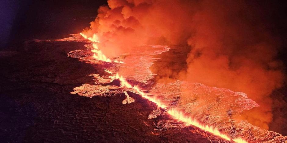 Un volcán arroja lava y humo al entrar en erupción en Grindavik, Islandia, el 18 de diciembre de 2023. Protección Civil de Islandia