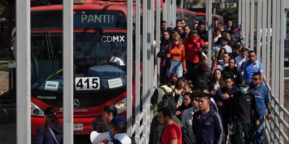 Los usuarios se aglomeran para abordar una unidad del Metrobús en una ruta provisional habilitada del Cetram Pantitlán al Metro Velódromo, ayer.