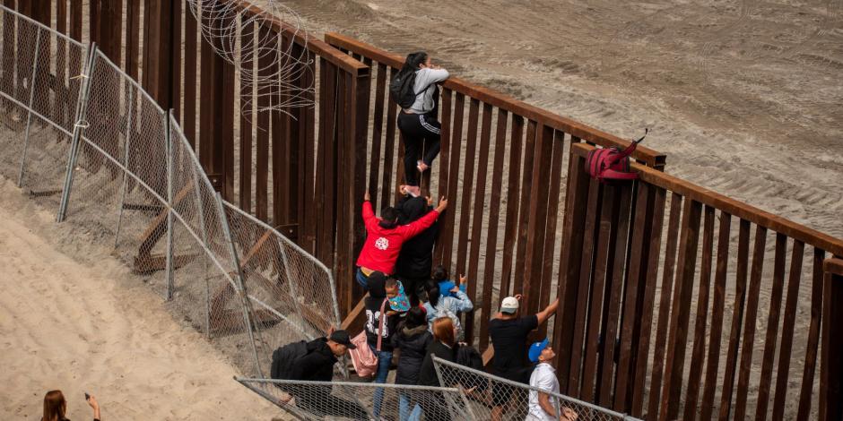 Migrantes intentan cruzar a Estados Unidos desde México.
