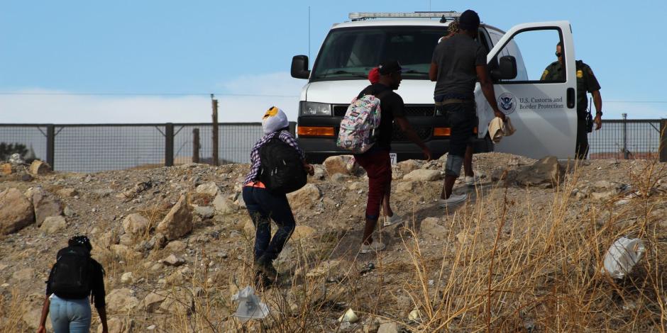Un grupo de migrantes cruzaron corriendo el Río Bravo para ingresar a Estados Unidos, ahí fueron recibidos por la patrulla fronteriza