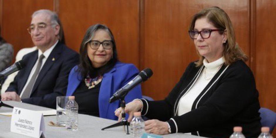 La presidenta de la SCJN ( izq.), Norma Piña, junto a Nancy Hérnandez, ayer.