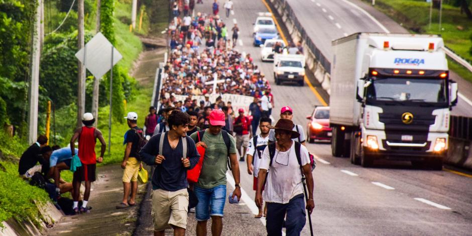 Migrantes avanzan en caravana a Tapachula, Chiapas, en octubre pasado.