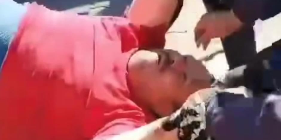 Policías desalojan violentamente a vendedor de carbón mientras su hijo llora.