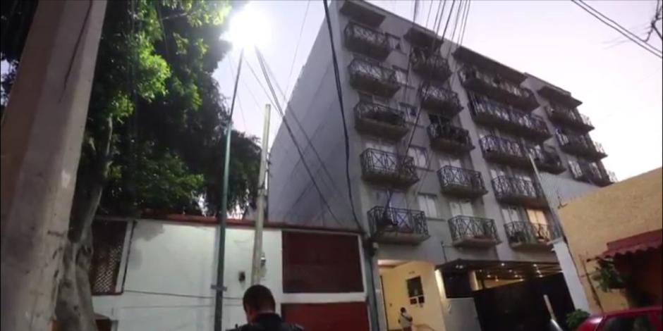 En Coyoacán, menor de 2 años muere al caer desde un quinto piso.