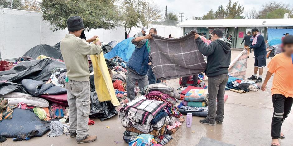 Migrantes en Piedras Negras, Coahuila, continúan su éxodo a Eagle Pass, EU, ayer.
