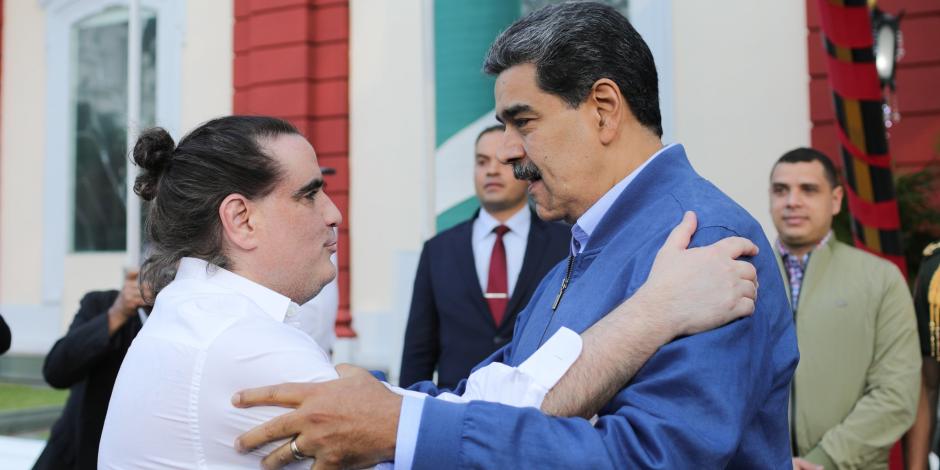 El presidente venezolano (de chamarra azul), Nicolás Maduro, abraza al empresario recién liberado Alex Saab, ayer, en el Palacio de Miraflores.