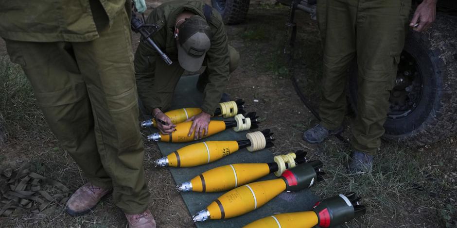 Fuerzas israelíes muestras armas decomisadas al rival, ayer.
