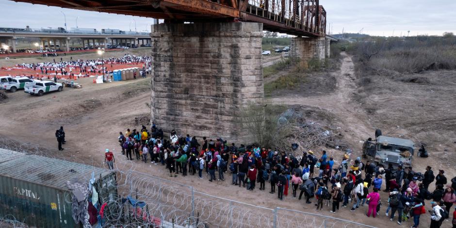 Migrantes esperan para entrar a Eagle Pass, Texas, ayer.
