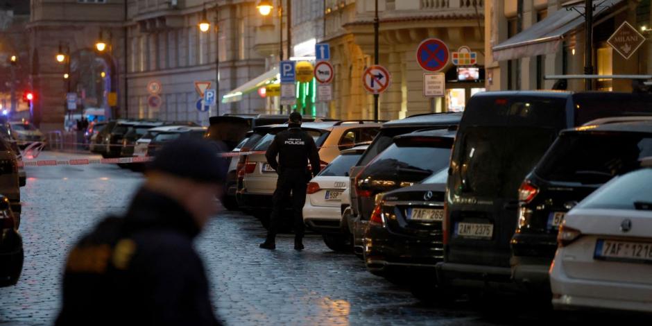 Un policía resguarda el exterior de la Universidad Carolina, en Praga, después del tiroteo.
