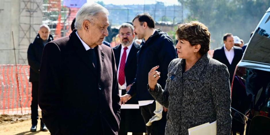 Delfina Gómez acompaña a AMLO en supervisión de obras del tren 'El Insurgente'.