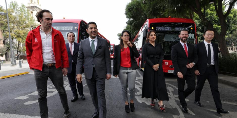 El mandatario capitalino, Martí Batres, camina junto al secretario de Movilidad (a su derecha), Andrés Lajous, frente a las nuevas unidades, ayer.