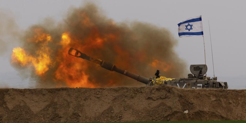 Tropas israelíes disparan sus armas contra enemigos cerca de la frontera, ayer.