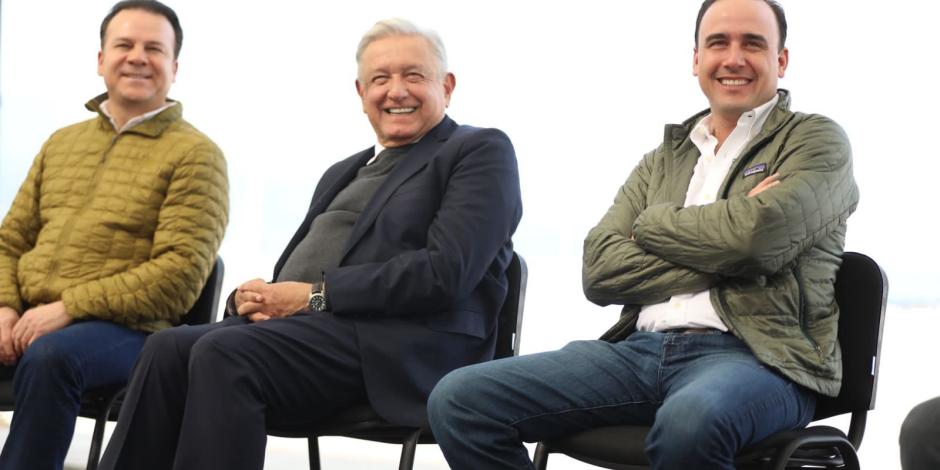 Esteban Villegas, el Presidente López Obrador y Manolo Jiménez, ayer.