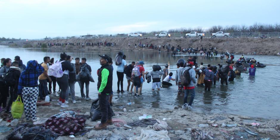 Cientos de migrantes cruzan el río Bravo, en Piedras Negras, el miércoles.