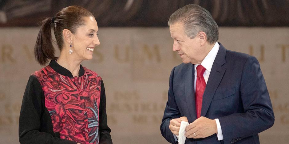 Arturo Zaldívar y Claudia Sheinbaum en el Tribunal de Justicia.