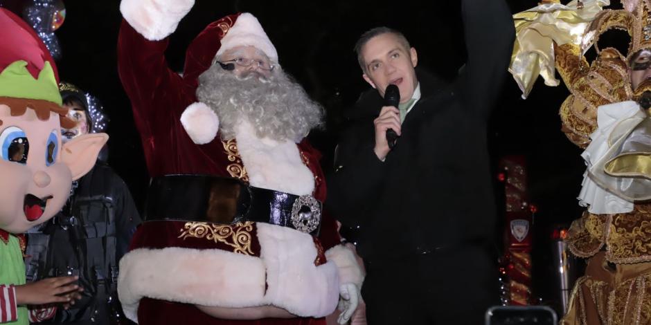 El alcalde Rubalcava junto a "Santa" encienden el árbol de Navidad.