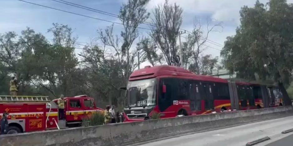 Metrobús se incendia en avenida Insurgentes con dirección a El Caminero.