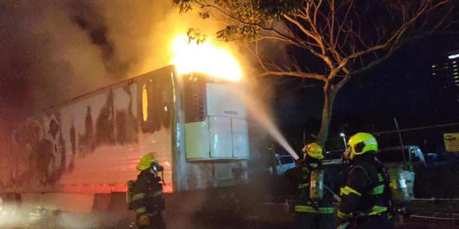 Incendio en Guadalajara. Fuego consume caja de un tráiler cerca del mercado de abastos.